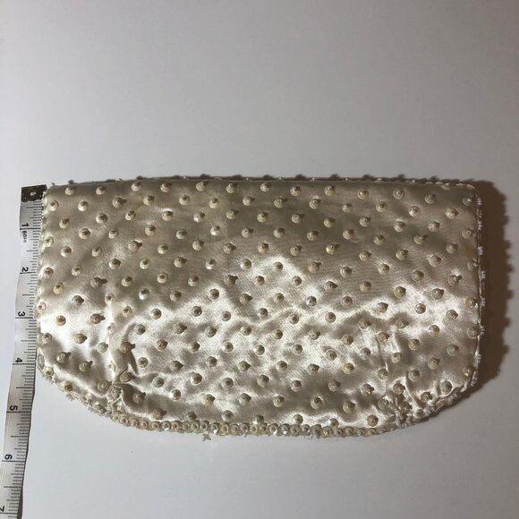 Own a Piece of Elegance: Vintage Hand-Beaded Clutch Purse - Picture 4 of 9